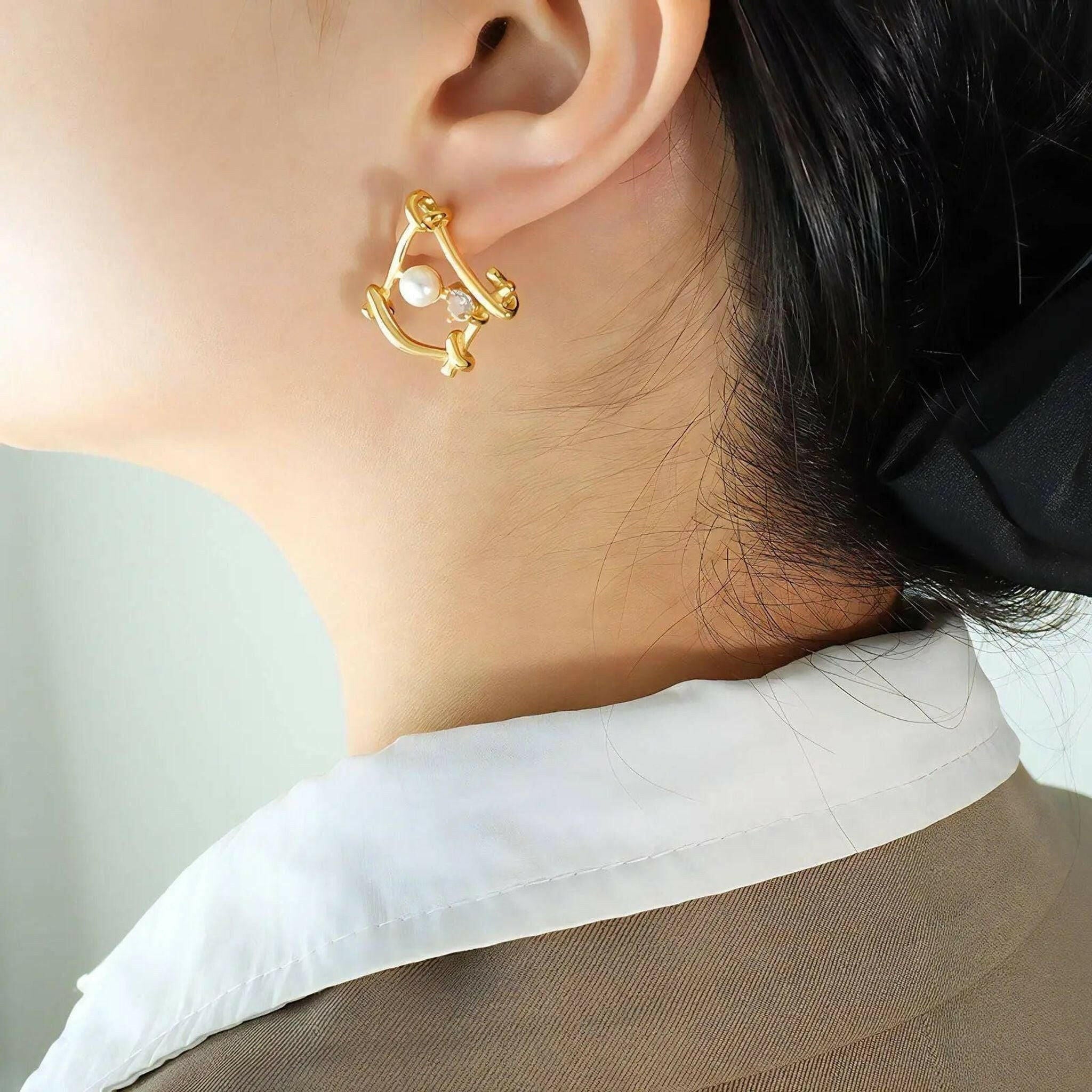 Around Pearls Earrings.