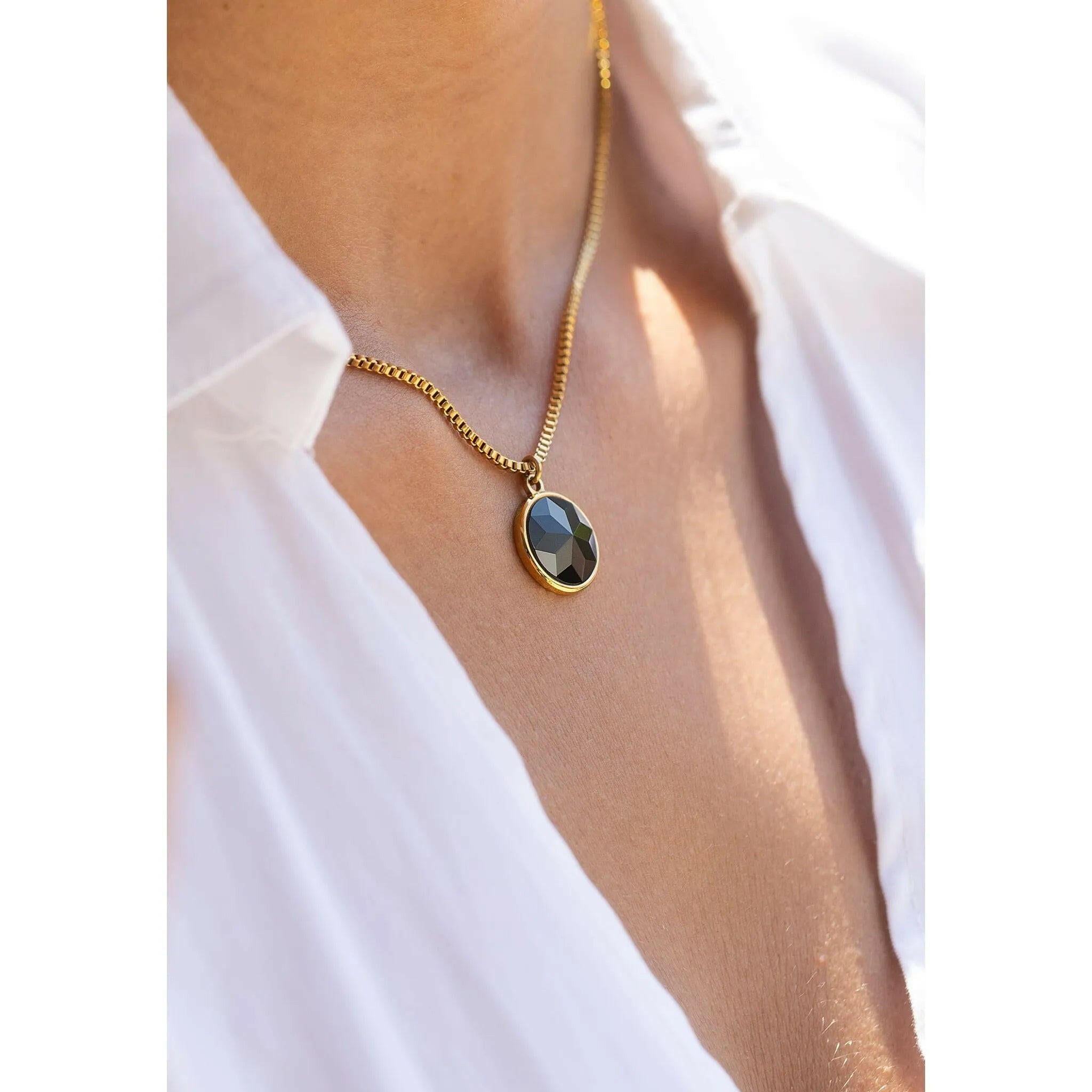 Facet Pendant Necklace Gold Black.