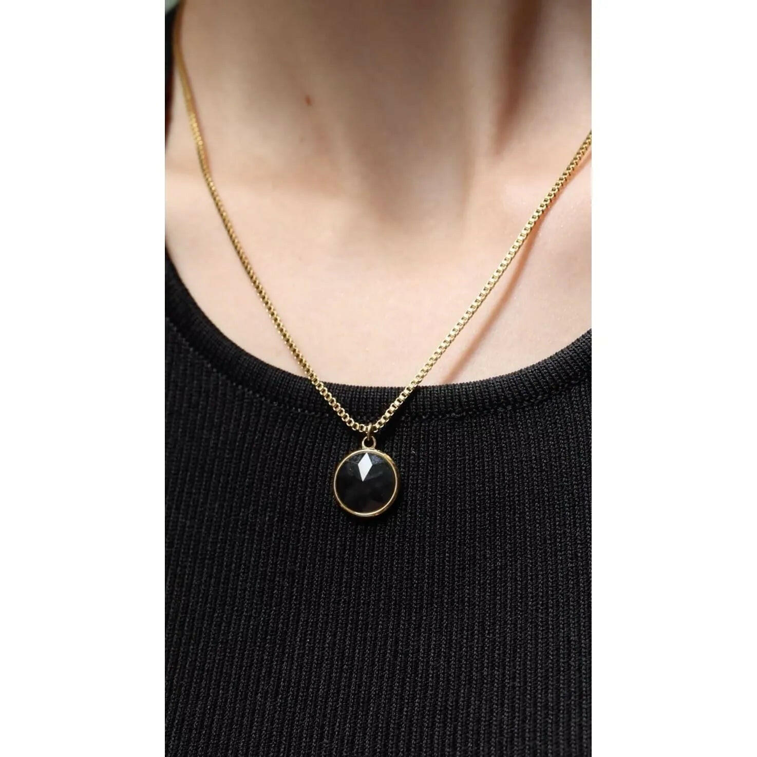 Facet Pendant Necklace Gold Black.